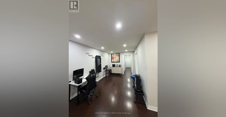 25 Four Leaf Drive, Toronto, ON, M9V 1M7 - 8