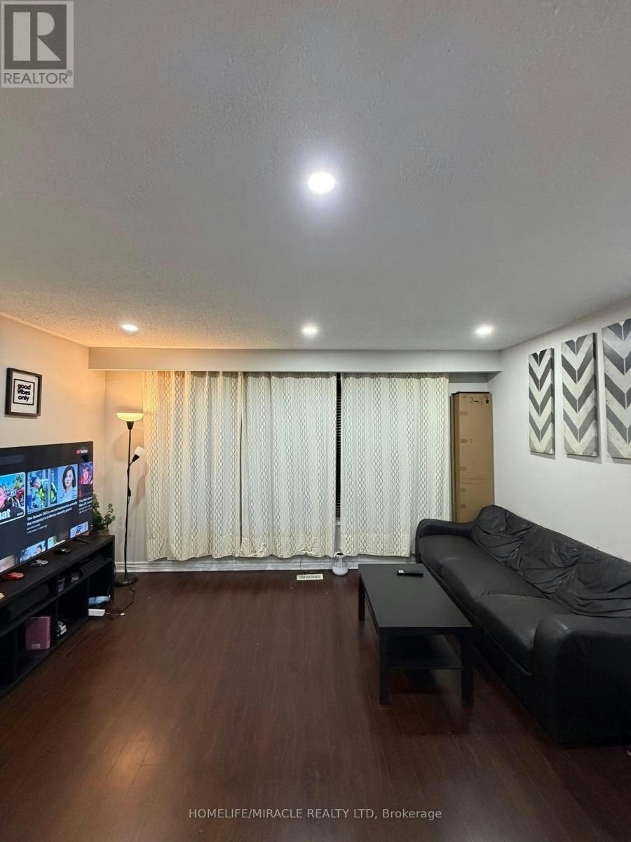 25 Four Leaf Drive, Toronto, ON, M9V 1M7 - 2