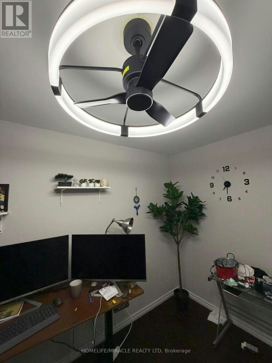 25 Four Leaf Drive, Toronto, ON, M9V 1M7 - 6