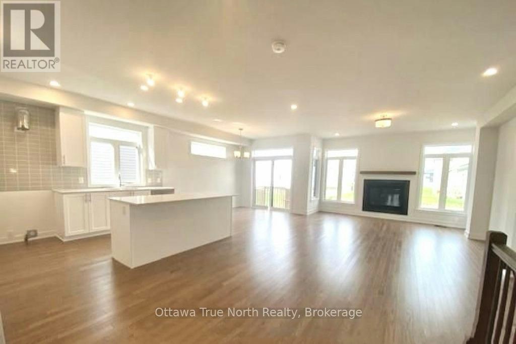 934 Embankment Street, Ottawa, ON, K2S 2P6 4