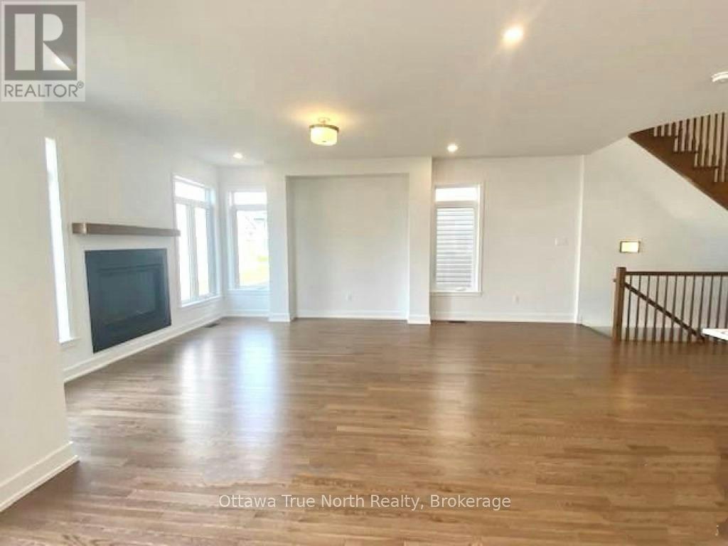 934 Embankment Street, Ottawa, ON, K2S 2P6 5