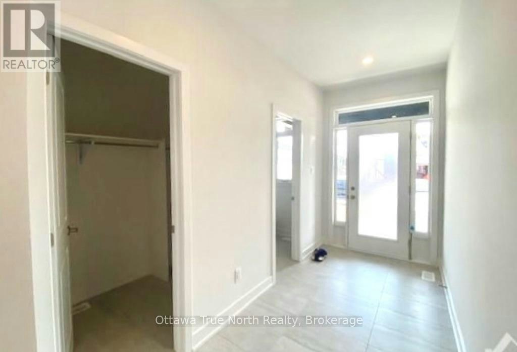 934 Embankment Street, Ottawa, ON, K2S 2P6 3