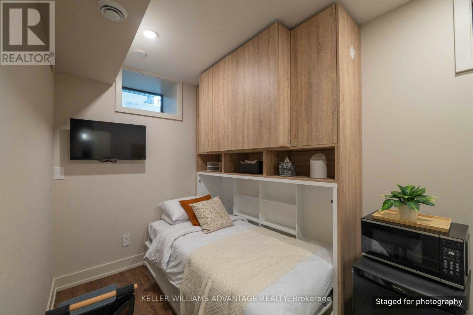 B-23 Ross Street, Toronto, ON, M5T 1Z8 - 7