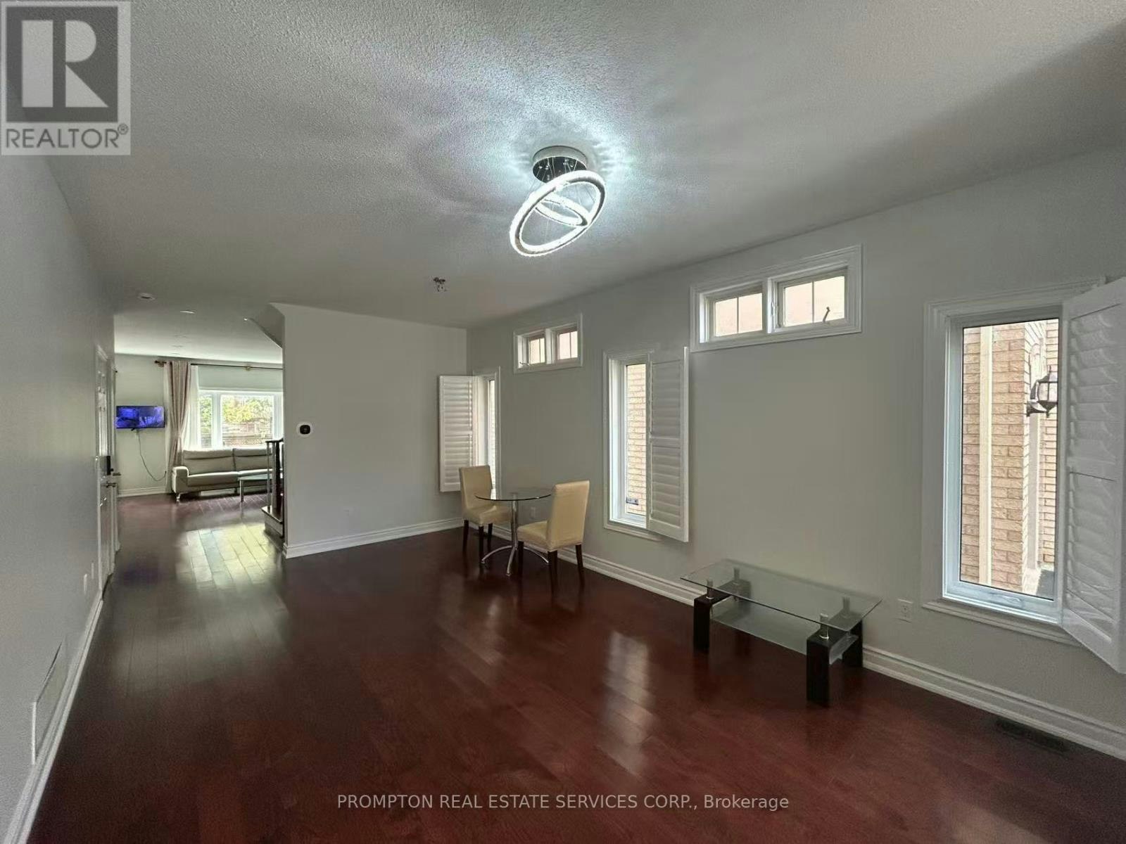 101 Madison Heights Boulevard, Markham, ON, L6C 2E3 5