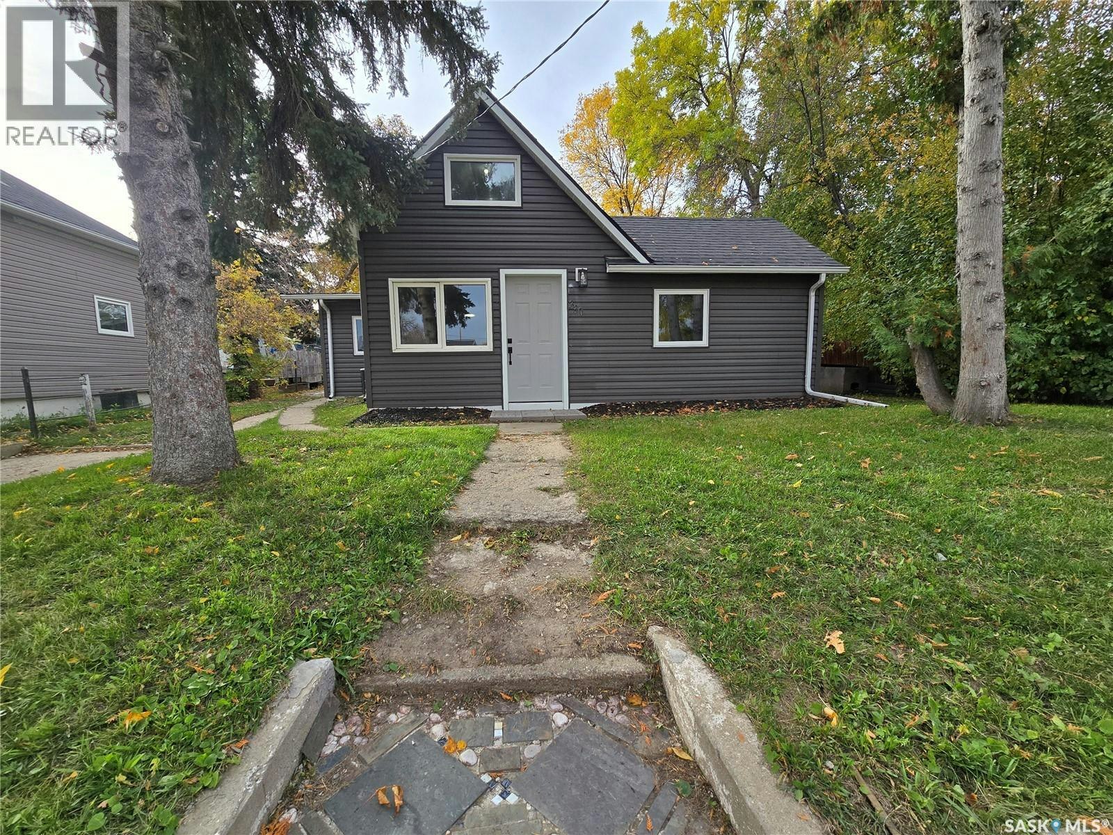 330 3rd Avenue SE, Weyburn, SK, S4H 1X4