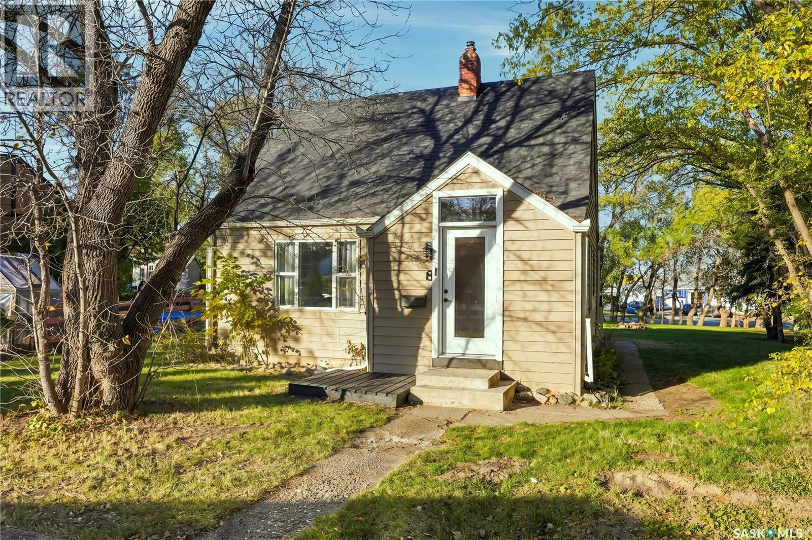 8 Connaught Place, Saskatoon, SK, S7L 1C7