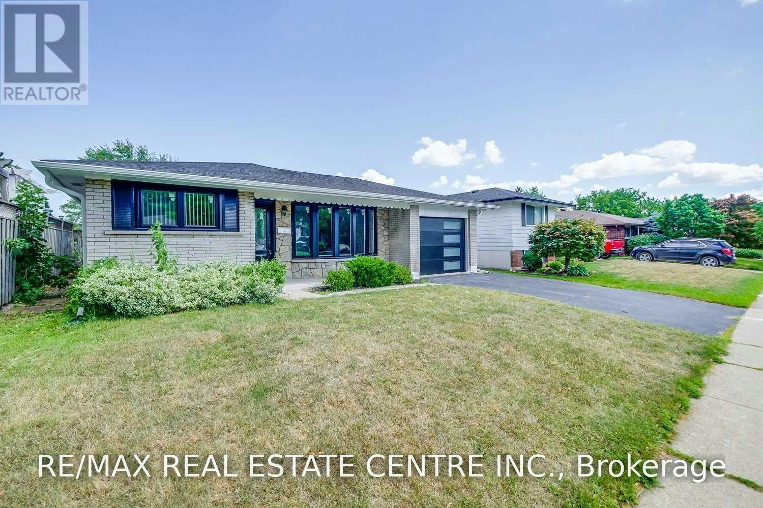 2134 Meadowbrook Road, Burlington, ON, L7P 2A7
