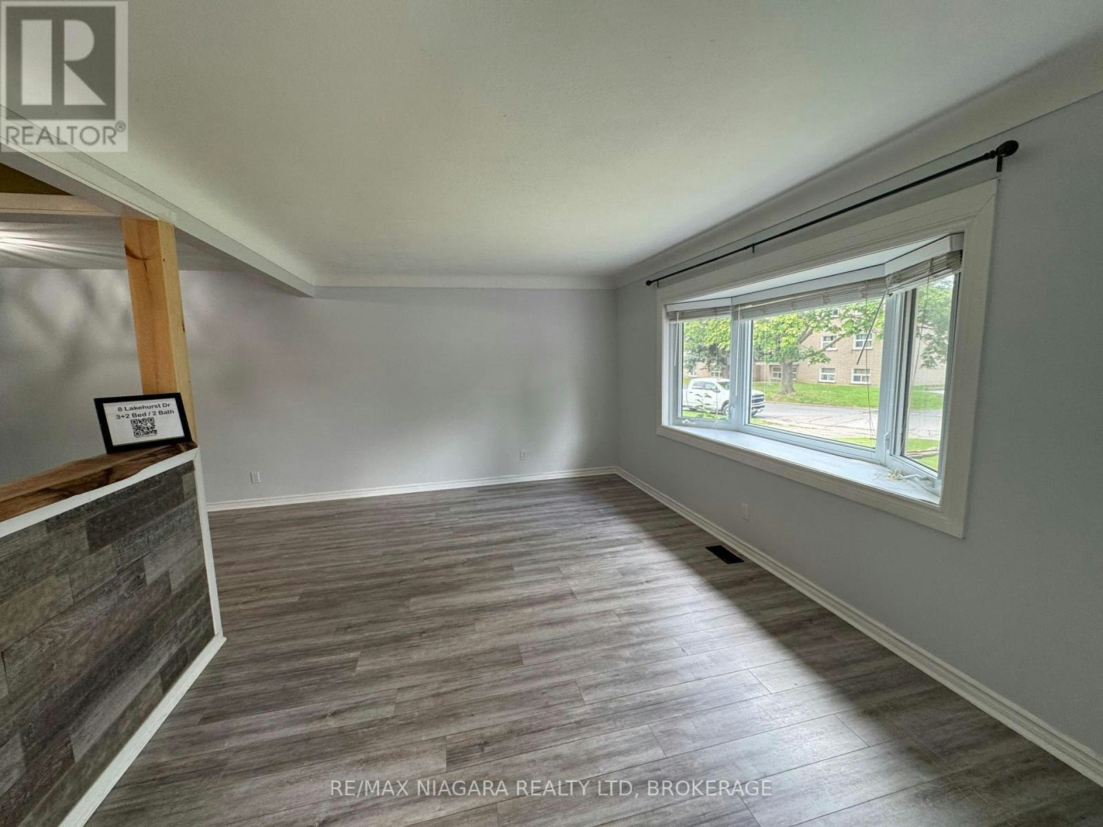 8 Lakehurst Drive, St. Catharines, ON, L2N 4C2 - 2