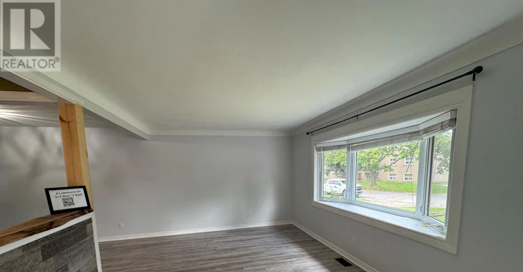 8 Lakehurst Drive, St. Catharines, ON, L2N 4C2 - 2