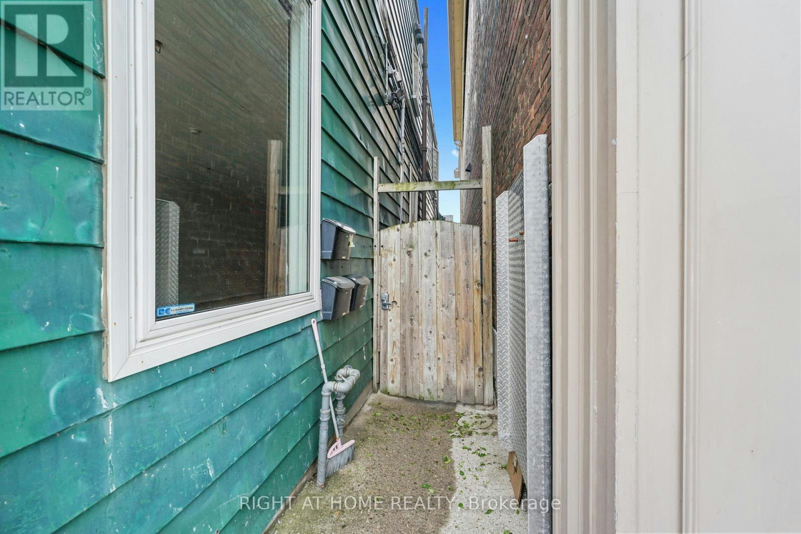 2-2207 Queen Street E, Toronto, ON, M4E 1E8 - 2