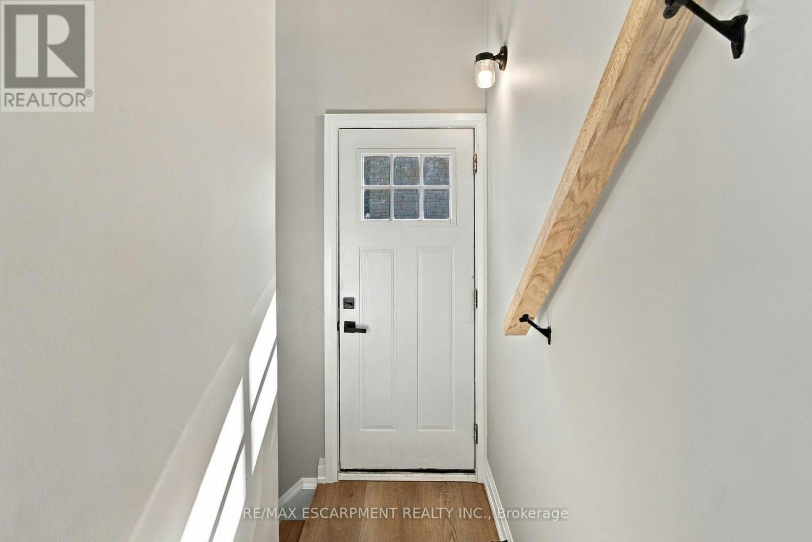 LOWER-46 Bobolink Road, Hamilton, ON, L9A 2P4 3