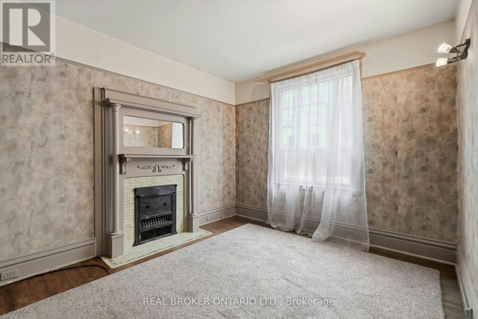 418 Main Street W, Hamilton, ON, L8P 1K6 5