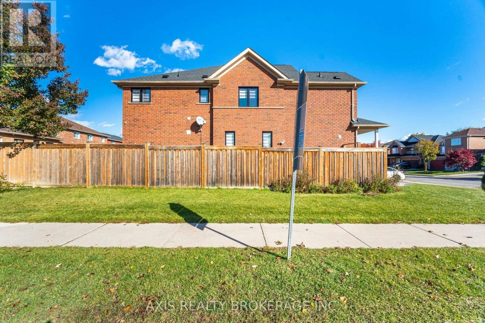 2 Queen Mary Drive, Brampton, ON, L7A 1X6 3