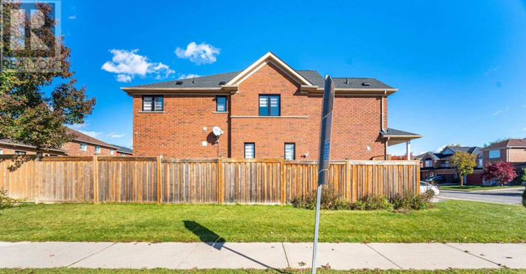 2 Queen Mary Drive, Brampton, ON, L7A 1X6 - 3