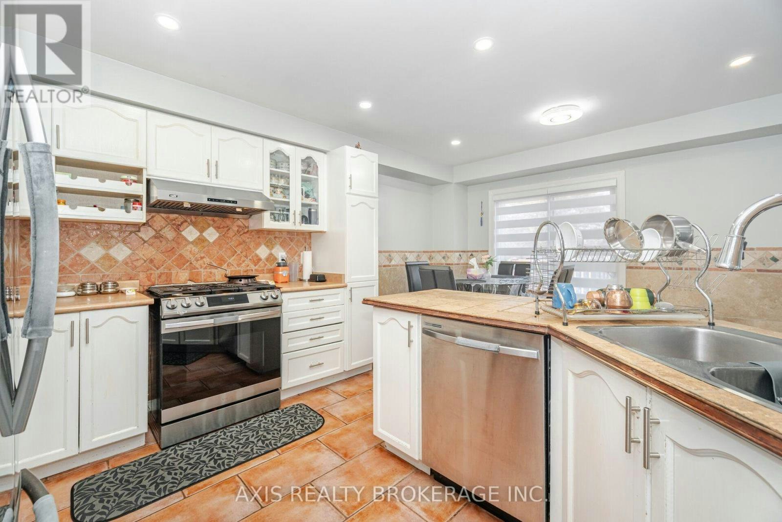2 Queen Mary Drive, Brampton, ON, L7A 1X6 - 16