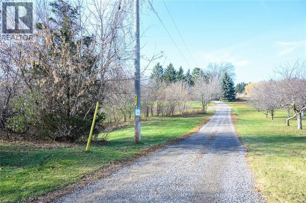 Lower 2-347 York Road, Burlington, ON, L7R 3X5 4