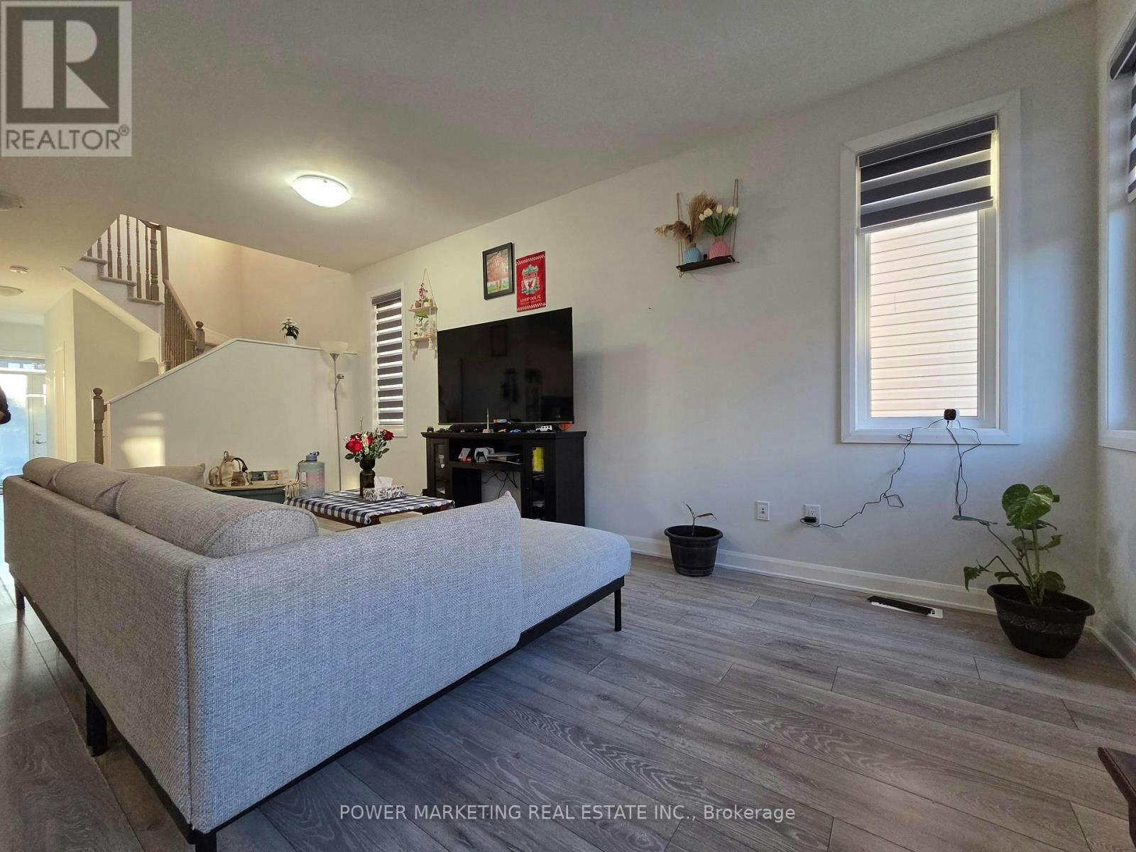 571 Lilith Street, Ottawa, ON, K2J 6Z5 2