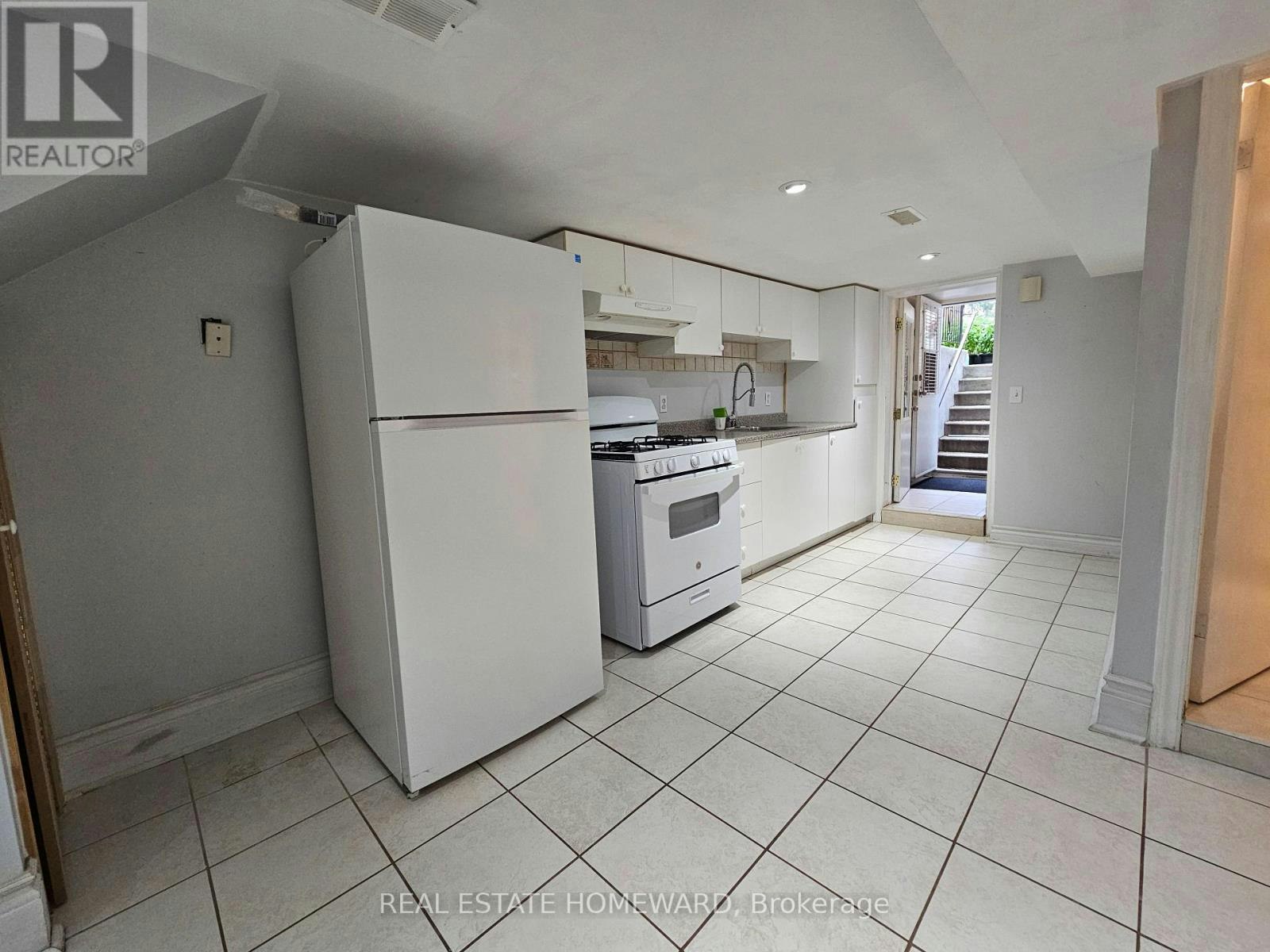 LOWER LEVEL-19 Keystone Avenue, Toronto, ON, M4C 1G9 - 9