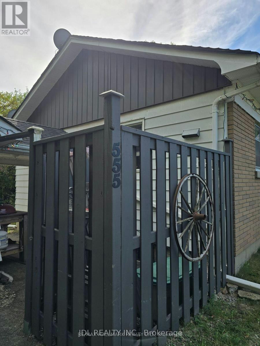 555 Wellington Street W, Aurora, ON, L4G 6J7 - 2