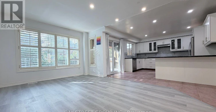 76 Sawmill Valley Drive, Newmarket, ON, L3X 2S3 - 3