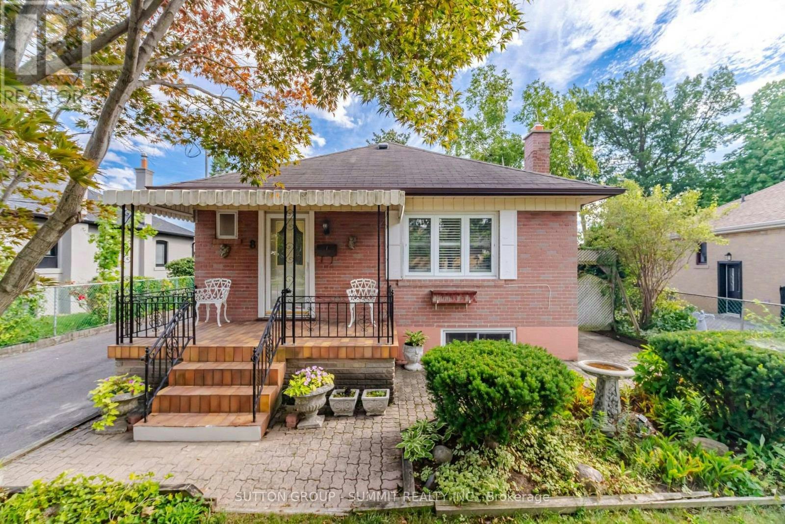 8 Woolton Crescent, Toronto, ON, M6M 4K9