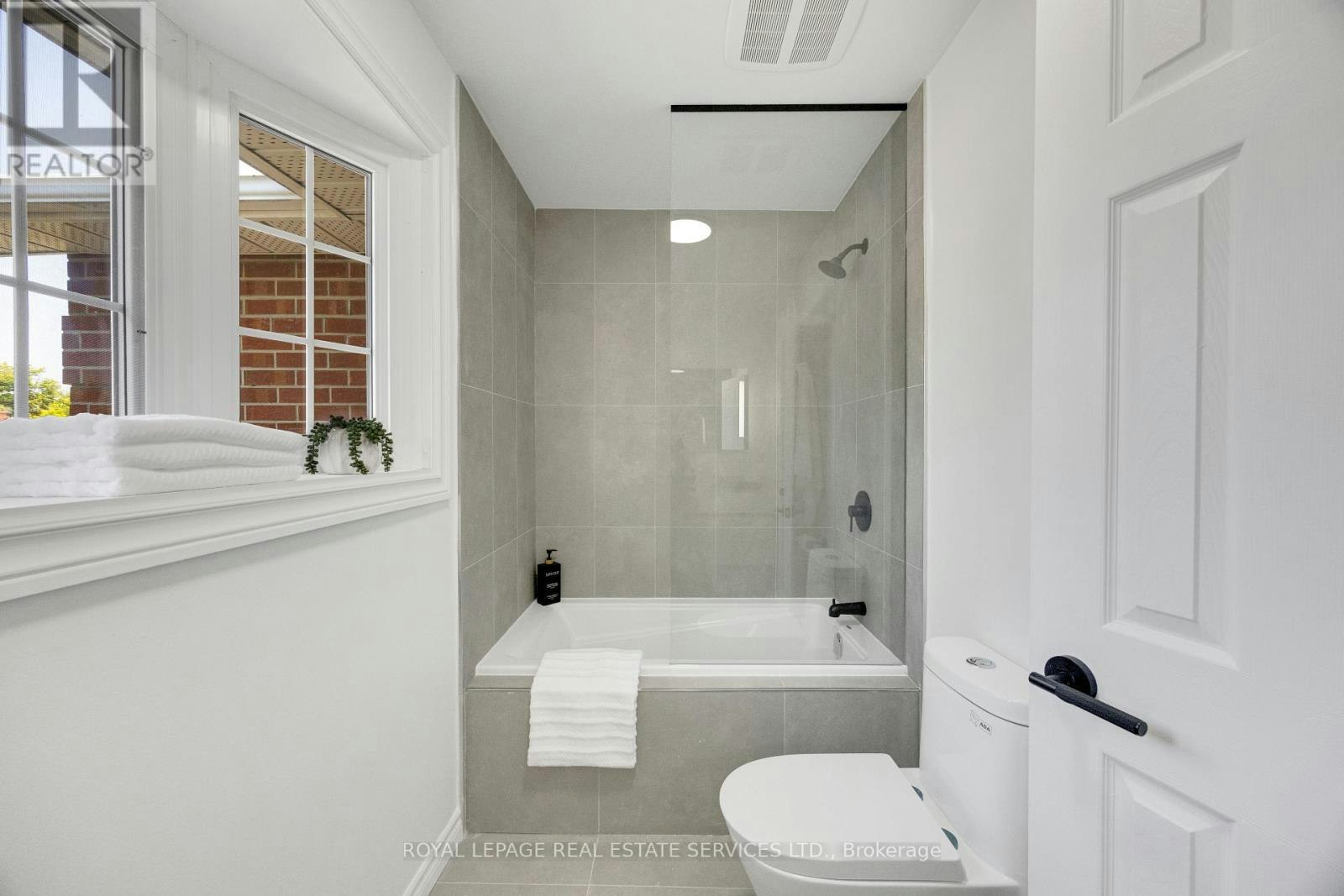 2048 Sixth Line, Oakville, ON, L6H 3N2 - 30