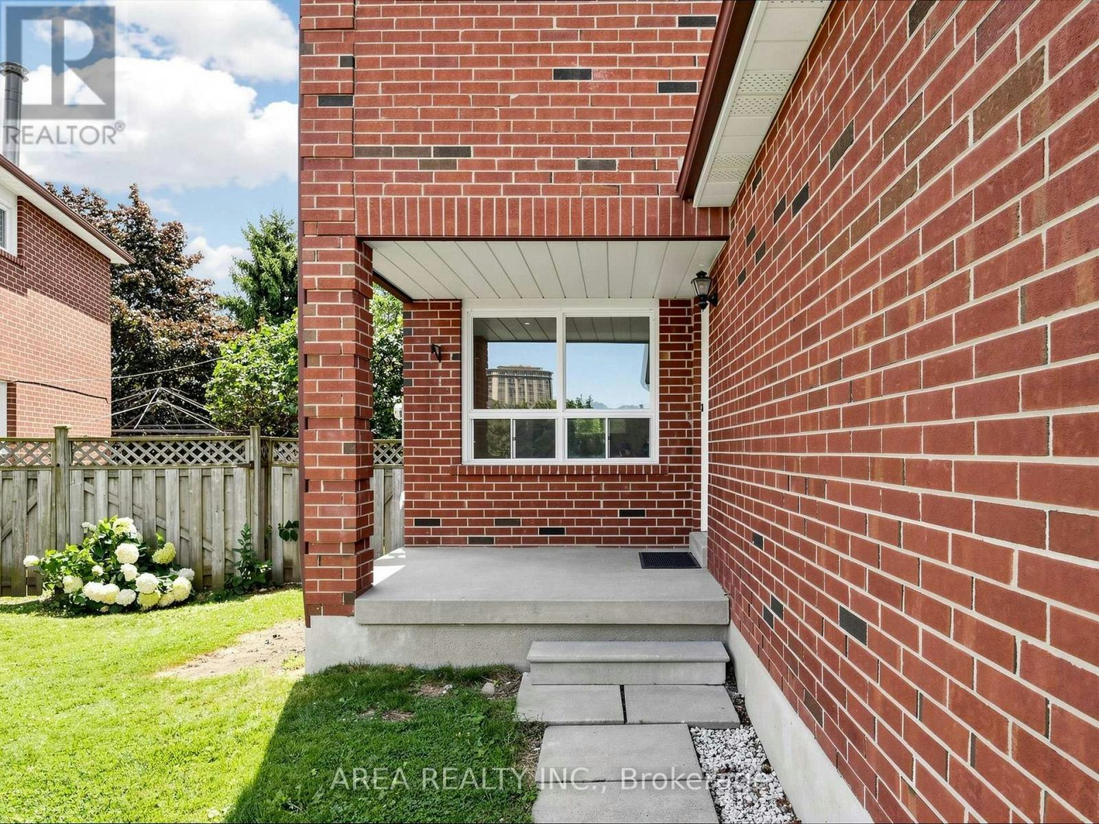 4749 Empire Crescent, Mississauga, ON, L5R 1M6 - 2