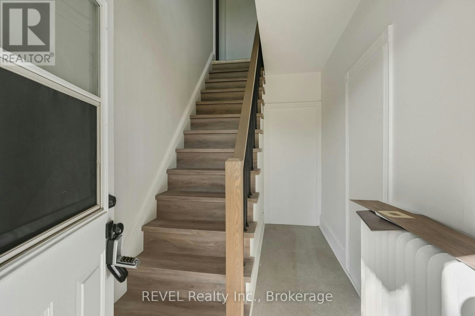23 Plymonth Road, Welland, ON, L3B 3C4 - 2