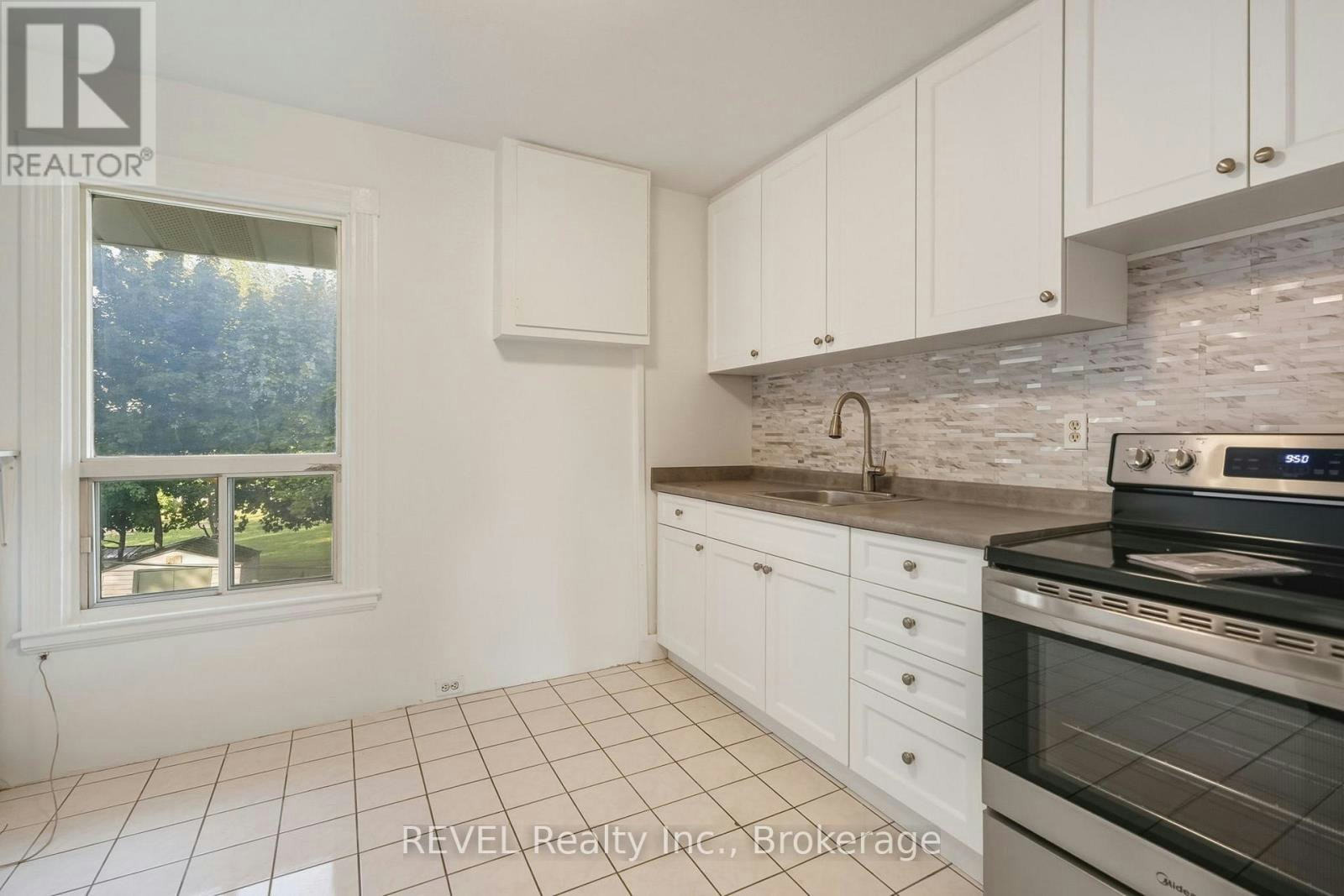 23 Plymonth Road, Welland, ON, L3B 3C4 - 3