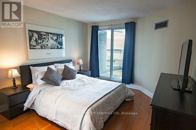 2409-77 Harbour Square, Toronto, ON, M5J 2S2 - 10