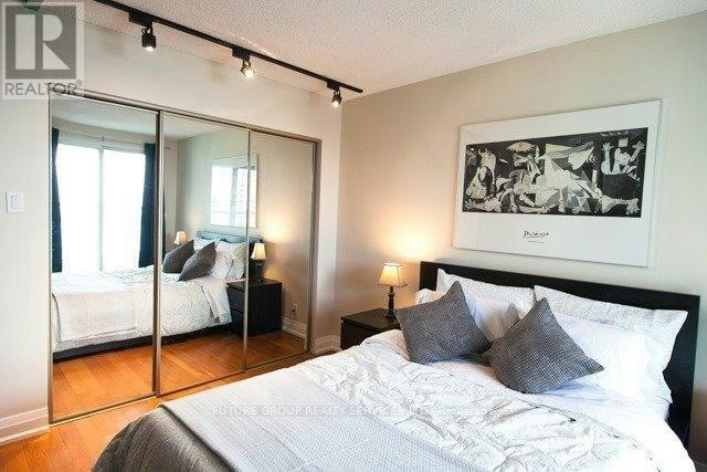 2409-77 Harbour Square, Toronto, ON, M5J 2S2 - 11
