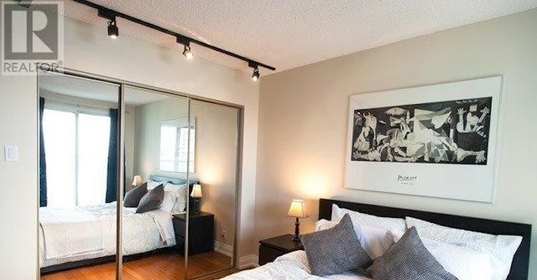 2409-77 Harbour Square, Toronto, ON, M5J 2S2 - 11