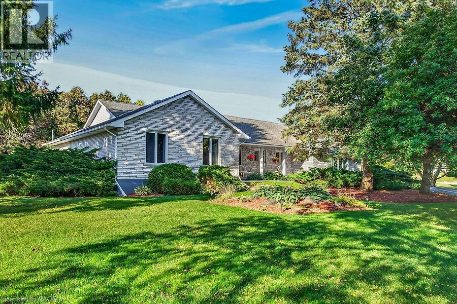 2 Karendale Crescent, Hamilton, ON, L8B 0Z6