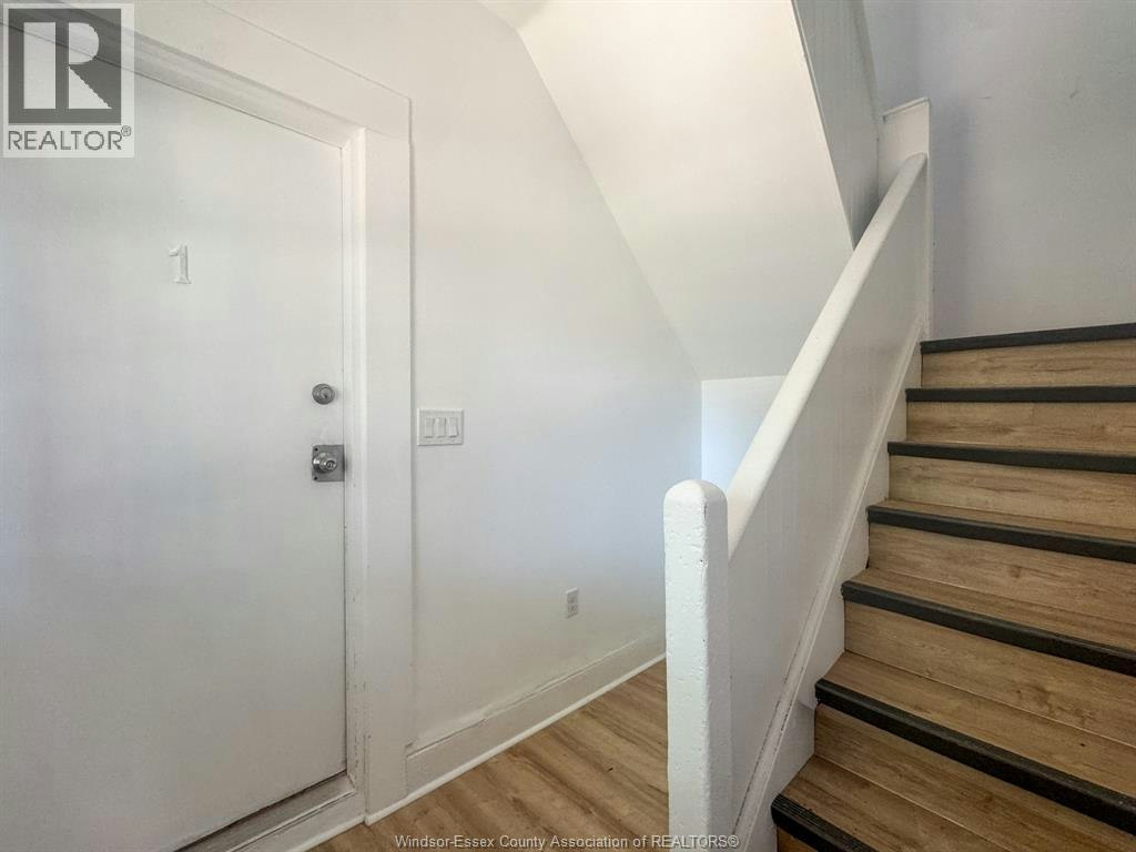 126 UPPER-130 Elm Avenue, Windsor, ON, N9A 5G8 - 2