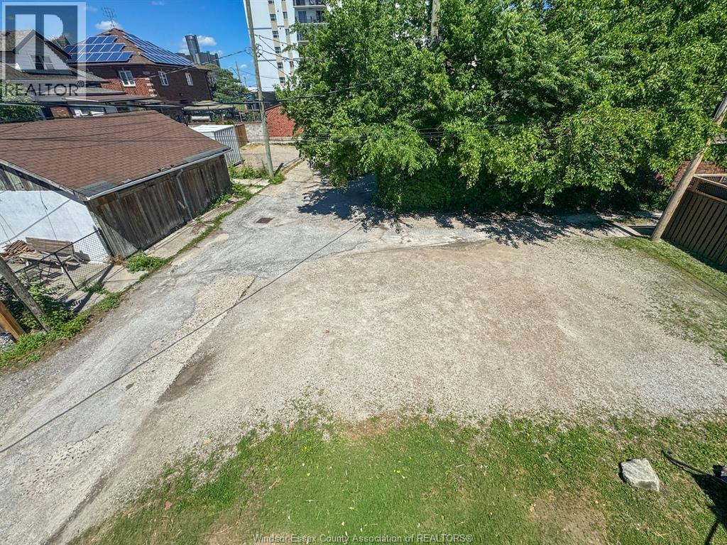 126 UPPER-130 Elm Avenue, Windsor, ON, N9A 5G8 - 3
