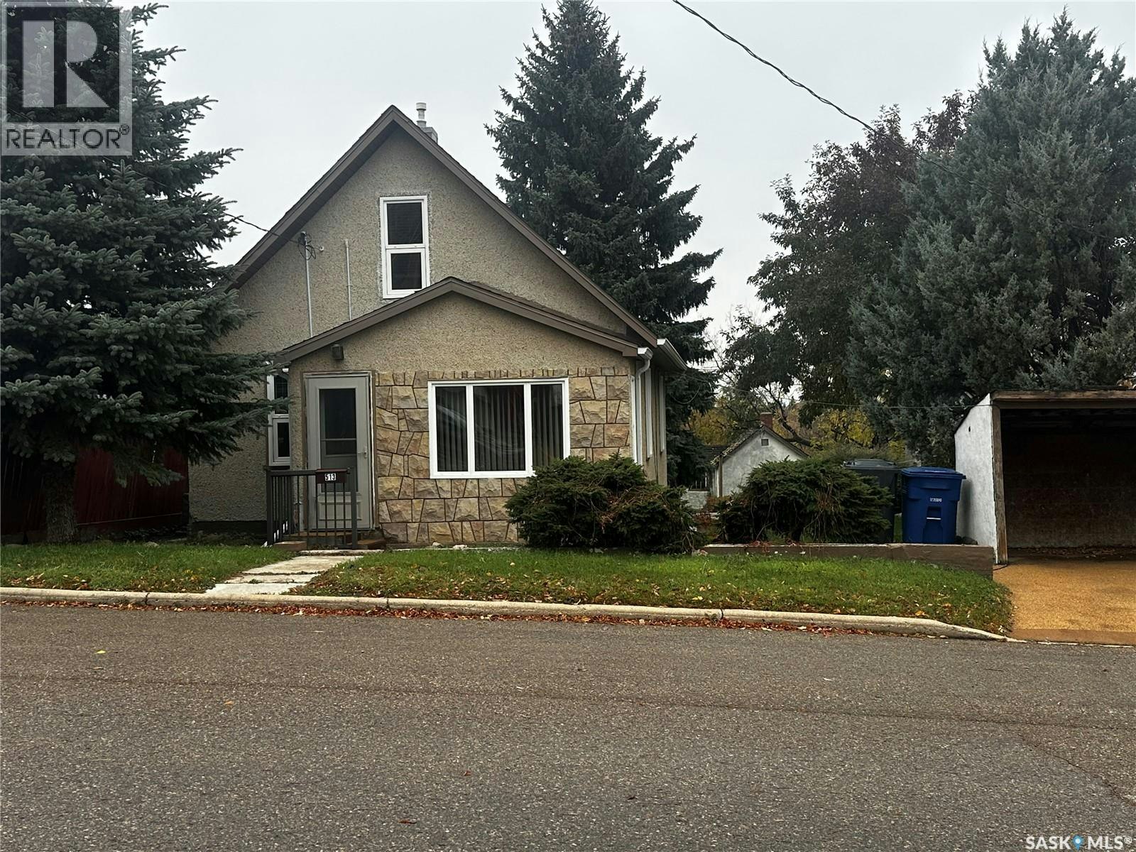513 5th Avenue SE, Weyburn, SK, S4H 1Y7