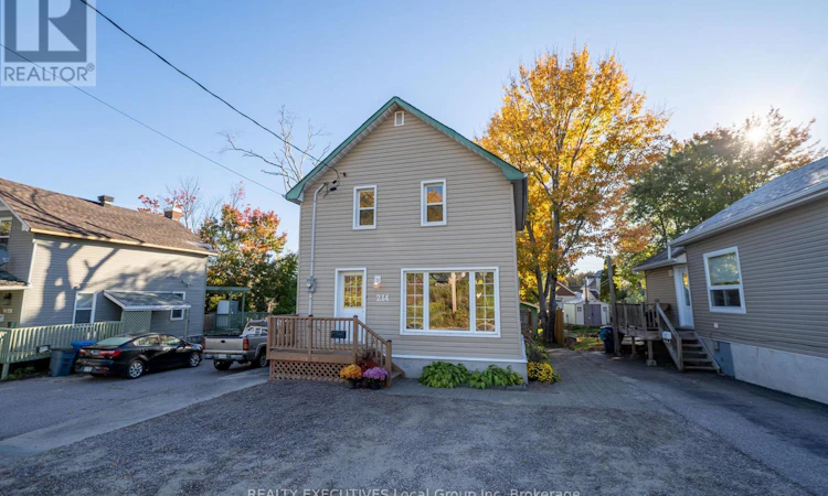 214 Victoria Street E