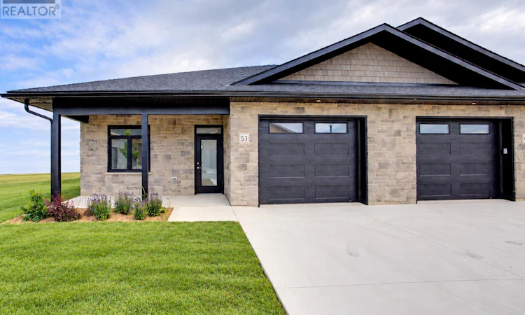 51 Cavalier Crescent
