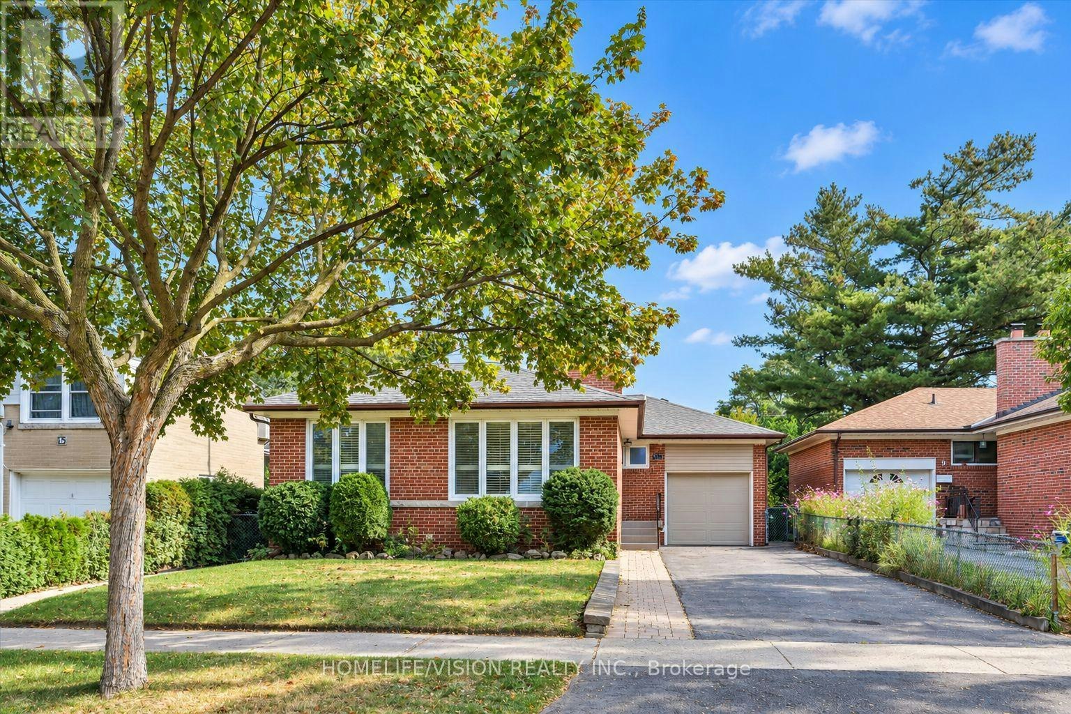 11 Larstone Avenue, Toronto, ON, M8Z 2N5