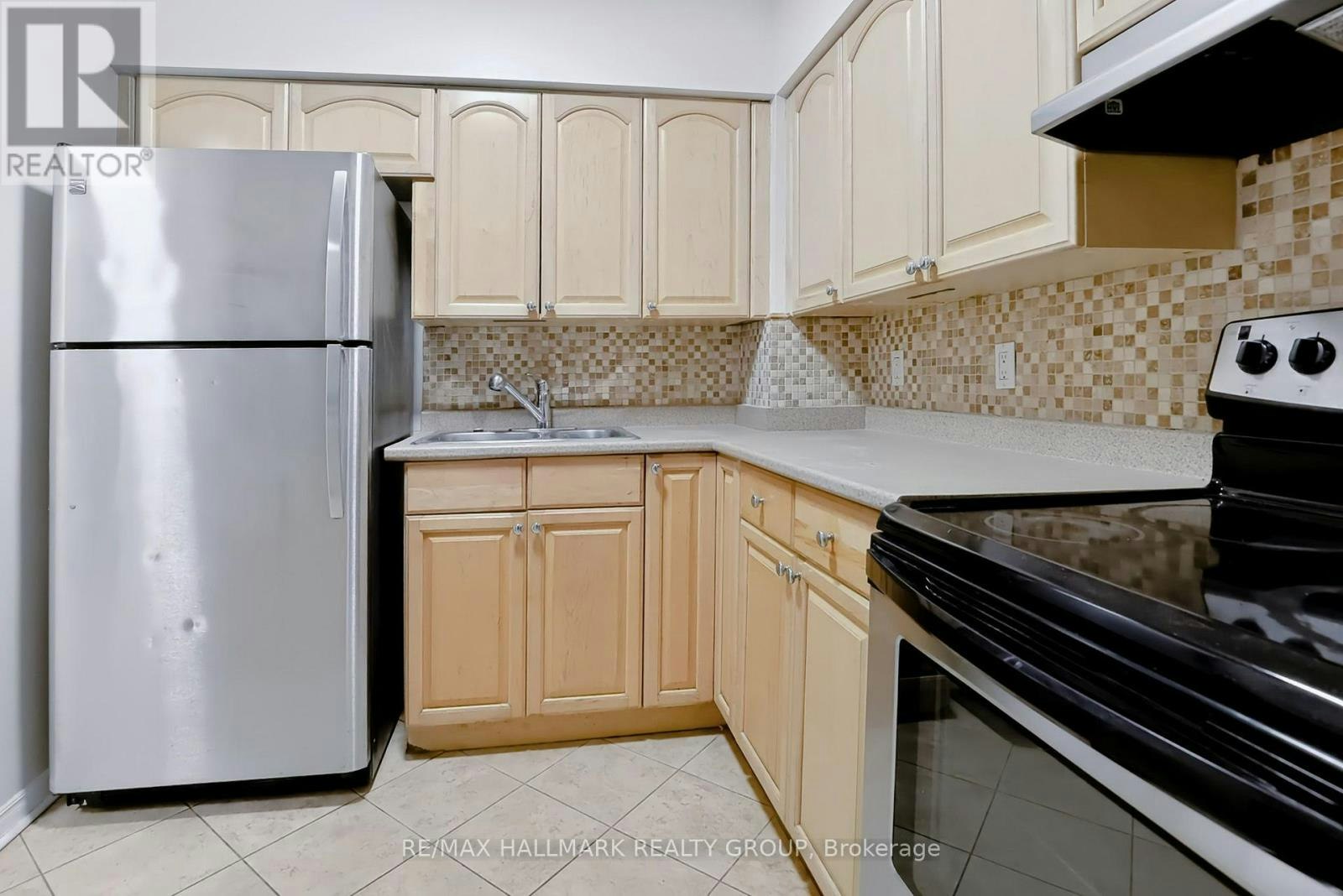 203 158a Mcarthur Avenue, Ottawa, ON, K1L 7E7 - 4