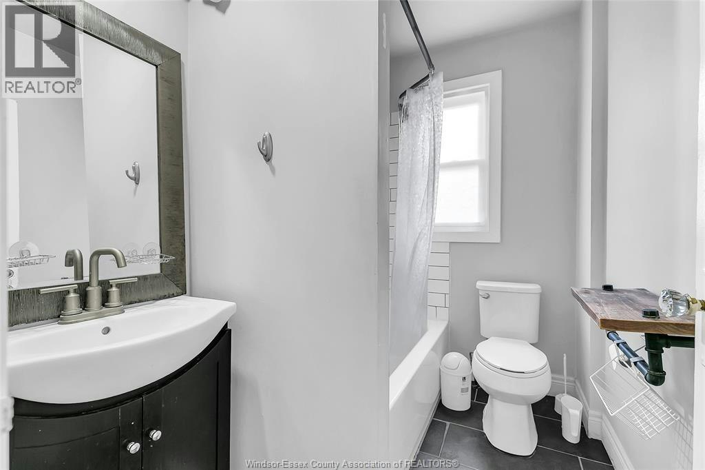 31 2ND FLOOR-33 Giles, Windsor, ON, N9A 4B6 - 21