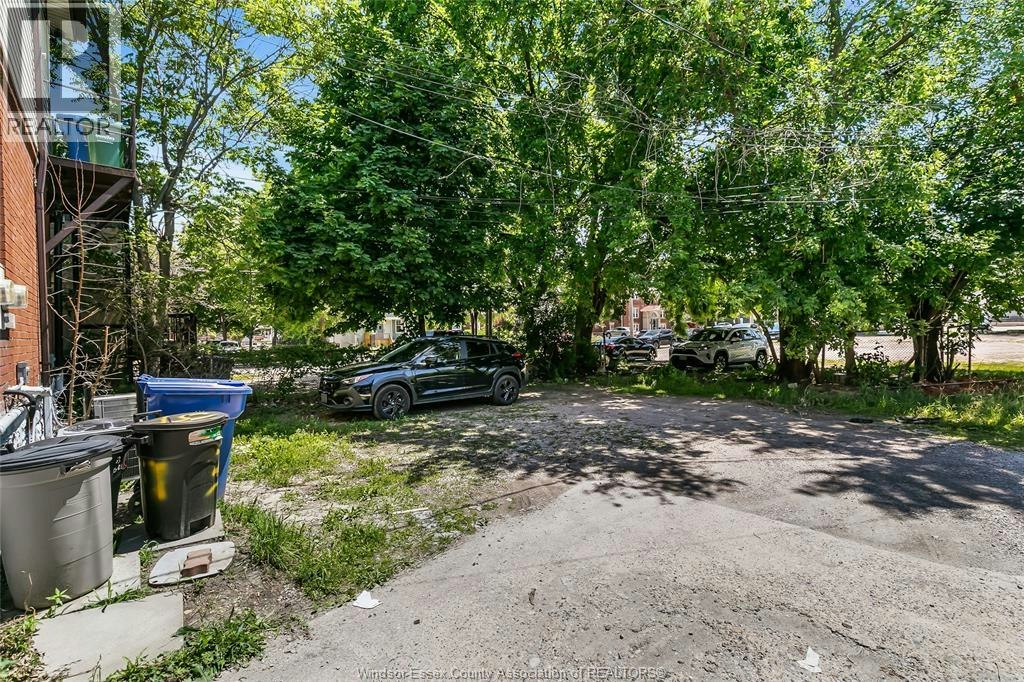 31 2ND FLOOR-33 Giles, Windsor, ON, N9A 4B6 - 31