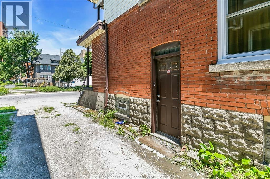 31 2ND FLOOR-33 Giles, Windsor, ON, N9A 4B6 - 32