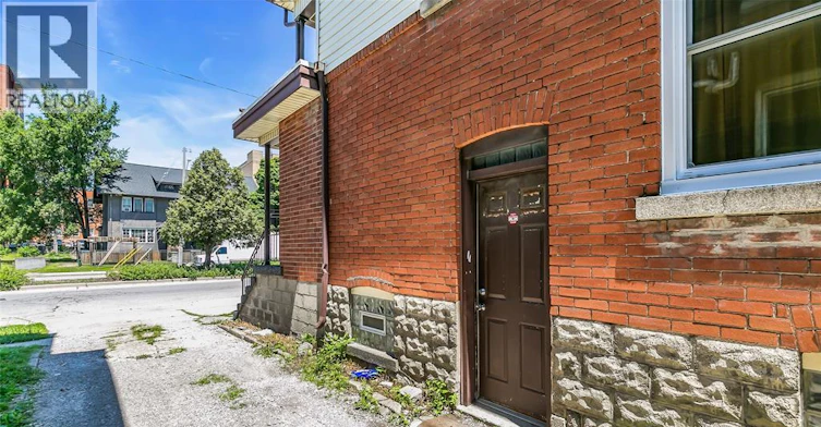 31 2ND FLOOR-33 Giles, Windsor, ON, N9A 4B6 - 32