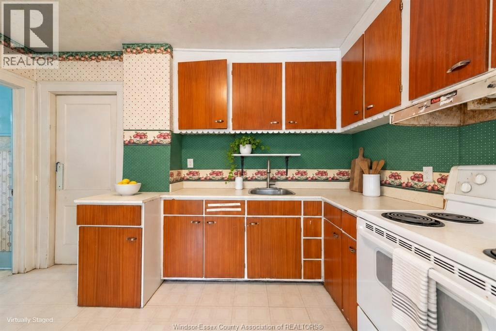 2137 York Street, Windsor, ON, N8X 1W8 - 4