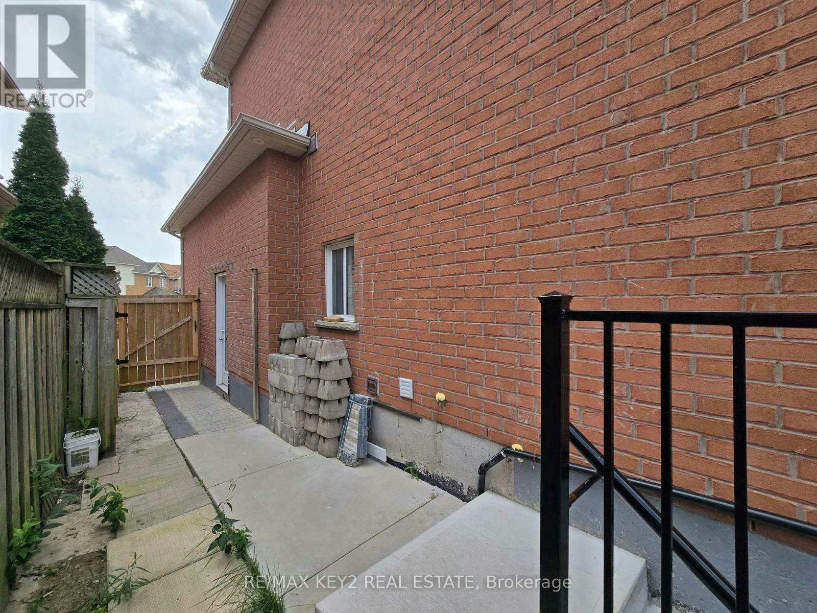 BSMT-45 Ball Crescent, Whitby, ON, L1P 1W6 - 12