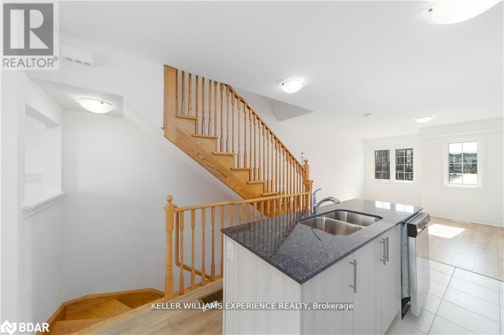 47 Pumpkin Corner Crescent, Barrie, ON, L9J 0T7 - 2