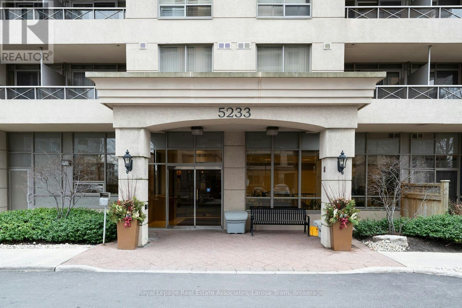 1019-5233 Dundas Street W, Toronto, ON, M9B 6M1 - 2