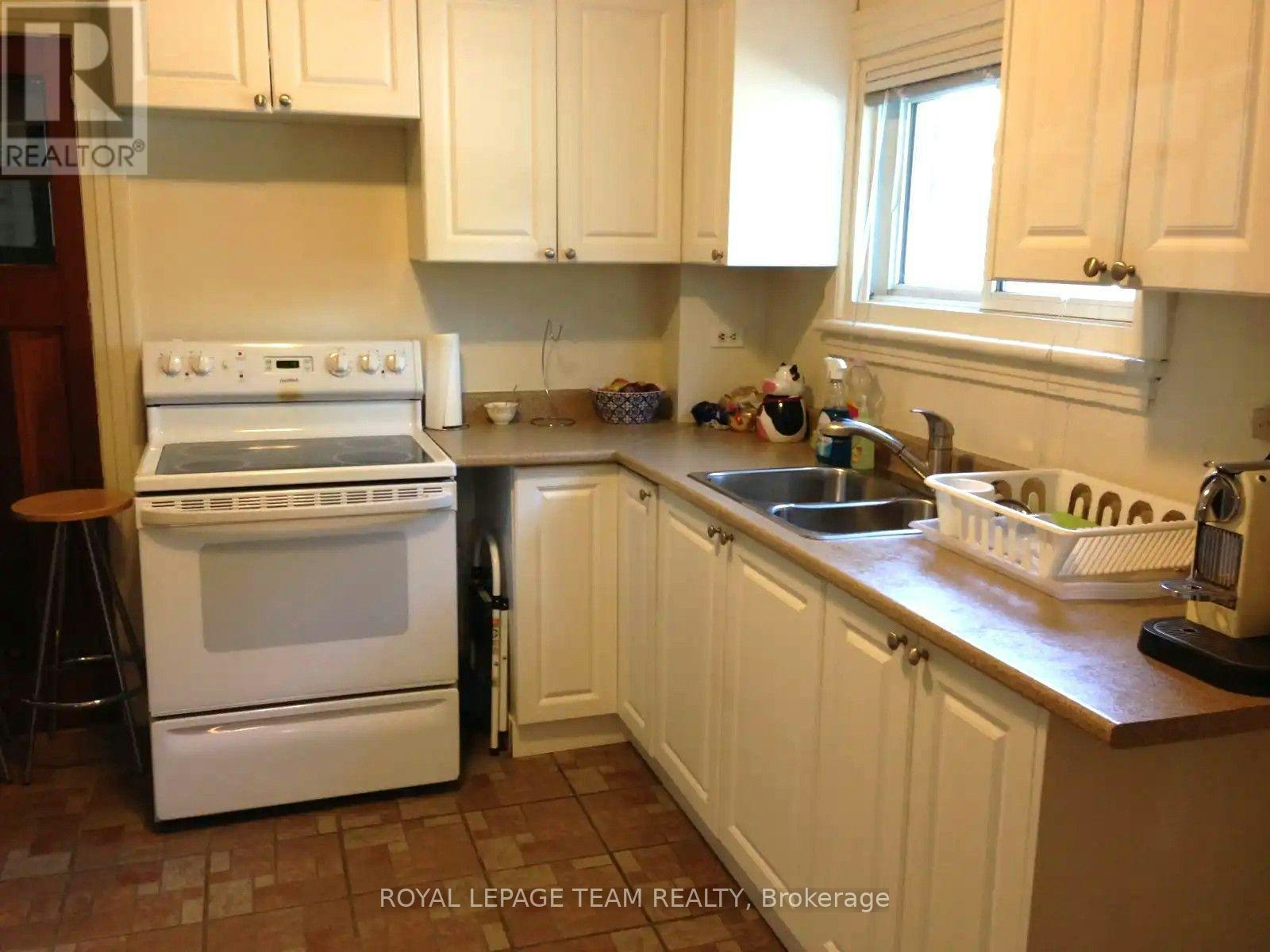 33 Cameron Avenue, Ottawa, ON, K1S 3X7 - 4