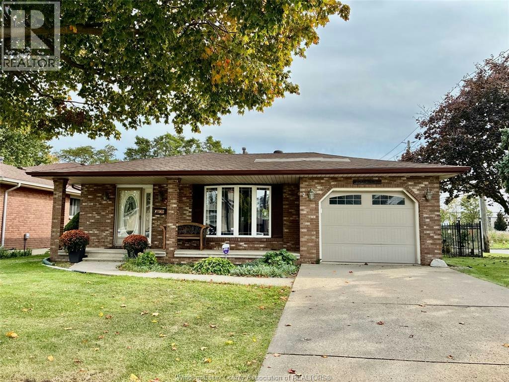 3596 Hemlock Avenue, Windsor, ON, N8R 1Z9